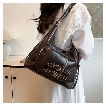 Τσάντα ώμου από PU δέρμα με οριζόντιο τετράγωνο σχήμα, κλείσιμο με φερμουάρ, επένδυση πολυεστέρα και εσωτερική τσέπη με φερμουάρ