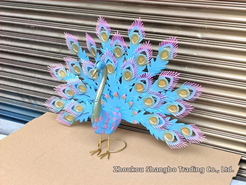 Άγαλμα παγώνιου, όρθια στάση, μεταλλικό γλυπτό με σταθερή βάση, ανθεκτικό στις καιρικές συνθήκες και στη σκουριά, διακόσμηση κήπου σε παραδοσιακό αγροτικό στυλ