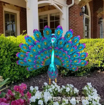 Άγαλμα παγώνιου, όρθια στάση, μεταλλικό γλυπτό με σταθερή βάση, ανθεκτικό στις καιρικές συνθήκες και στη σκουριά, διακόσμηση κήπου σε παραδοσιακό αγροτικό στυλ