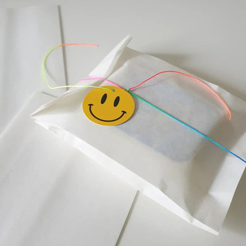 Dovanų etiketės - apskrito formos, linksmi veidukai su mažomis gėlėmis, 100 vnt., DIY dovanos dekoravimui