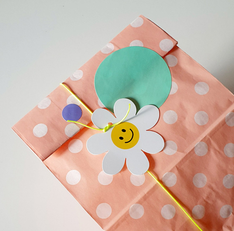 Dovanų etiketės - apskrito formos, linksmi veidukai su mažomis gėlėmis, 100 vnt., DIY dovanos dekoravimui