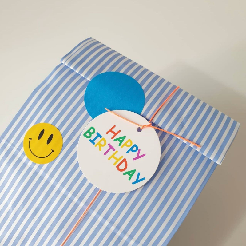 Dovanų etiketės - apskrito formos, linksmi veidukai su mažomis gėlėmis, 100 vnt., DIY dovanos dekoravimui