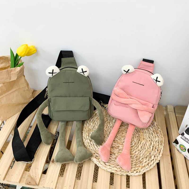 Geantă damă în street trend stil, din pânză, kitten bag, formă vertical pătrată, închidere cu fermoar.