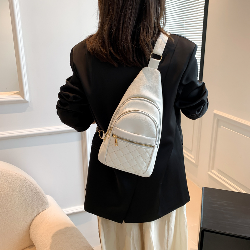 PU moterų crossbody rankinė su deimantiniais siūlių raštu; užtrauktuko uždarymas; poliesterio pamušalas; vidinė kišenė su užtrauktuku ir kišenė telefonui