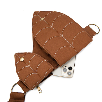 Lapaiškai formos liemeninės krepšys su gaubtu, medvilnė; vidinis pamušalas poliesteris; atidarymas gaubtu; viduje: užtrauktuku užsegama kišenė ir kišenė telefono laikiklis; išorinis krepšys su gaubtu; kasdieniam naudojimui