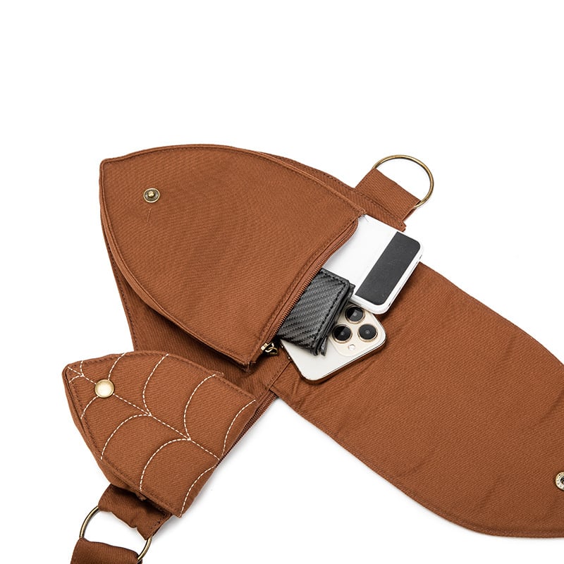 Lapaiškai formos liemeninės krepšys su gaubtu, medvilnė; vidinis pamušalas poliesteris; atidarymas gaubtu; viduje: užtrauktuku užsegama kišenė ir kišenė telefono laikiklis; išorinis krepšys su gaubtu; kasdieniam naudojimui