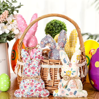 Velykinių stalo dekoracija su morkų–triušio motyvu, daugiasluoksė padėklas, kaimiško stiliaus vestuvėms dekoras