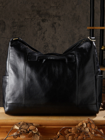 Ανδρική τσάντα ώμου από γνήσιο δέρμα — πρώτο στρώμα βοδινού δέρματος, επένδυση πολυεστερ, μονόχρωμη, κατάλληλη για χαλαρές μετακινήσεις και ταξίδια