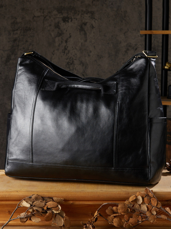 Ανδρική τσάντα ώμου από γνήσιο δέρμα — πρώτο στρώμα βοδινού δέρματος, επένδυση πολυεστερ, μονόχρωμη, κατάλληλη για χαλαρές μετακινήσεις και ταξίδια