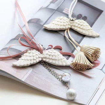 Automobilio oro gaiviklis – pakabukas su angelų sparnais, 3D dizainas su perforacijomis, silikonas