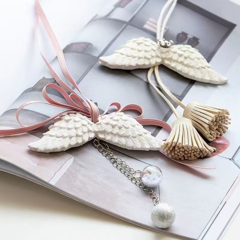 Automobilio oro gaiviklis – pakabukas su angelų sparnais, 3D dizainas su perforacijomis, silikonas