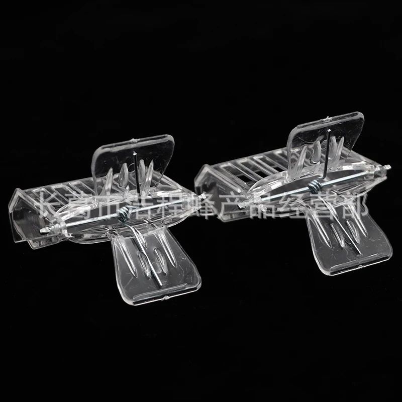 Unealtă de apicultură pentru capturarea reginei: clipsuri plastice și cuier pentru cuibul reginei, marcă Haocheng bee products business department, pentru apicultură și zootehnie