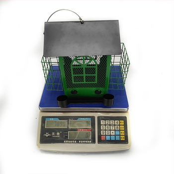 Kabantis metalinis lesyklė paukščiams su kelių tipų maisto dozatoriais, atsparus voverėms, lauko naudojimui