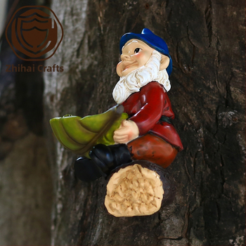 Градинска хранилка за птици с джудже, висяща декоративна висулка от смола (Материал: синтетична смола; Стил: карикатура; Фигура: джудже; За външна употреба)