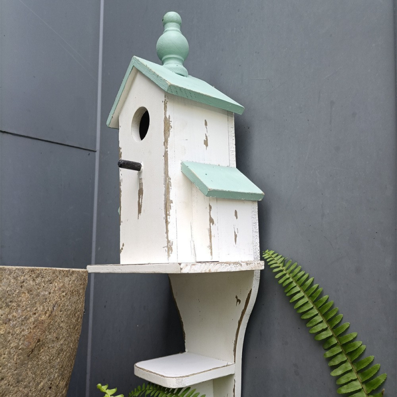 Medinė paukščių namelis lauko sode – sieninis pakabinamas dekoras