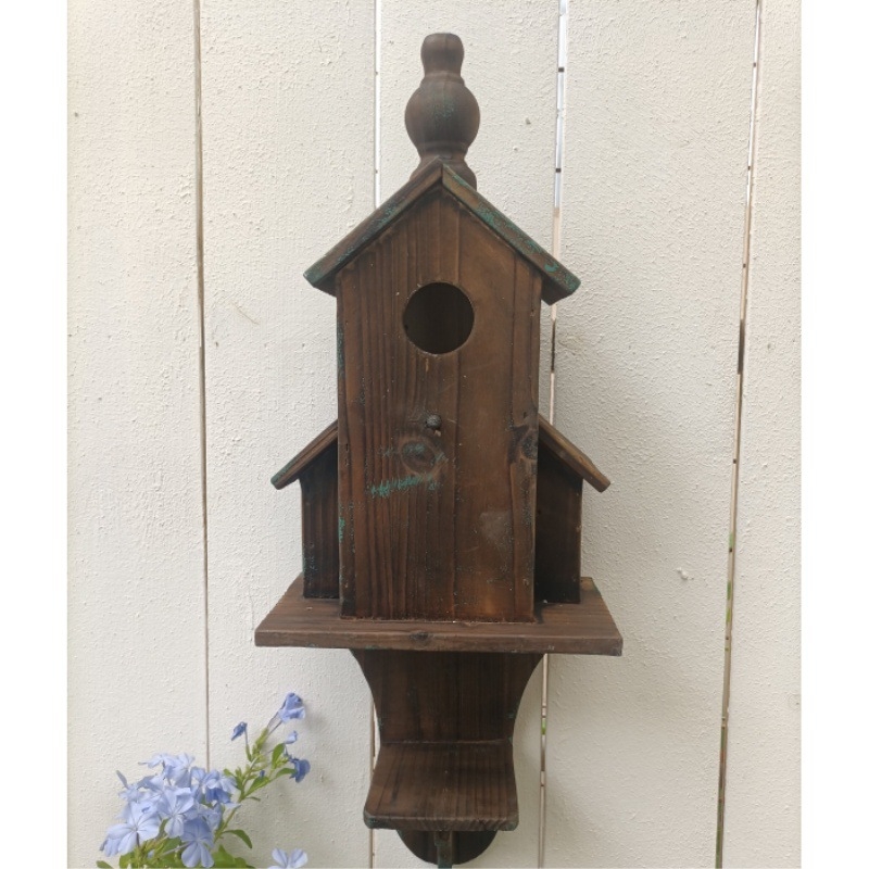 Medinė paukščių namelis lauko sode – sieninis pakabinamas dekoras