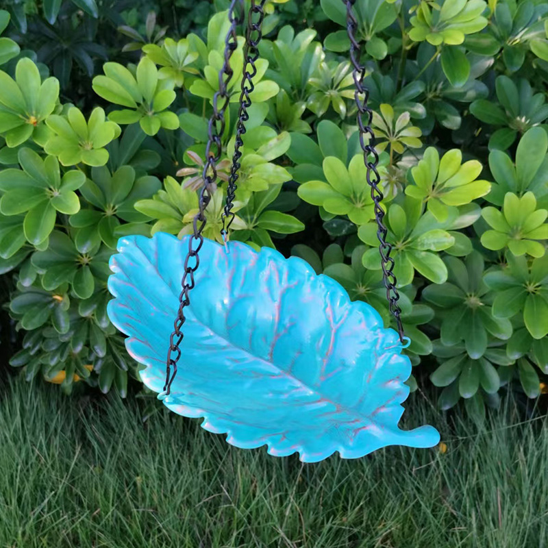 Lijin ripptav metallist linnuvann ja vee toitja välise aeda jaoks