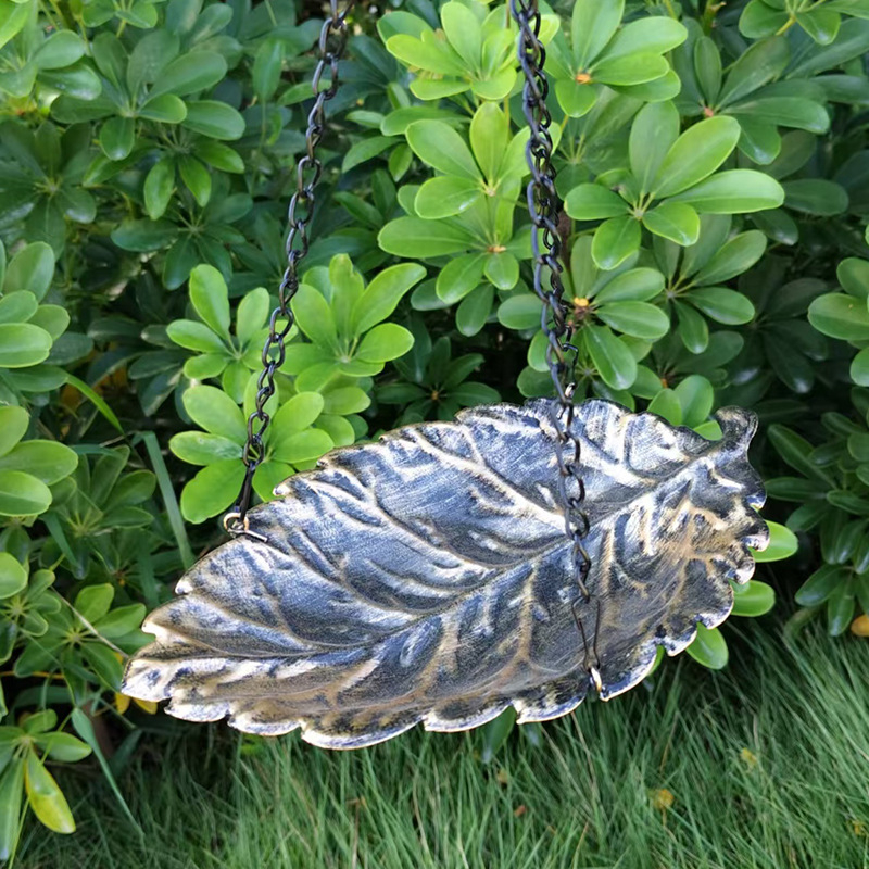 Lijin ripptav metallist linnuvann ja vee toitja välise aeda jaoks