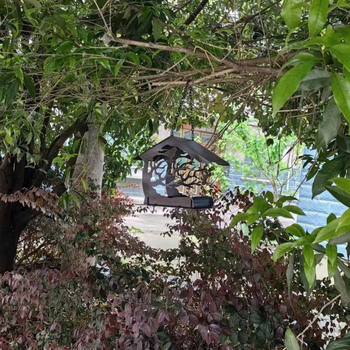 Τροφοδότης πουλιών για κήπο – κρεμαστό μεταλλικό σπιτάκι με γεωμετρικό σχέδιο, ανθεκτικό σε ποντίκια