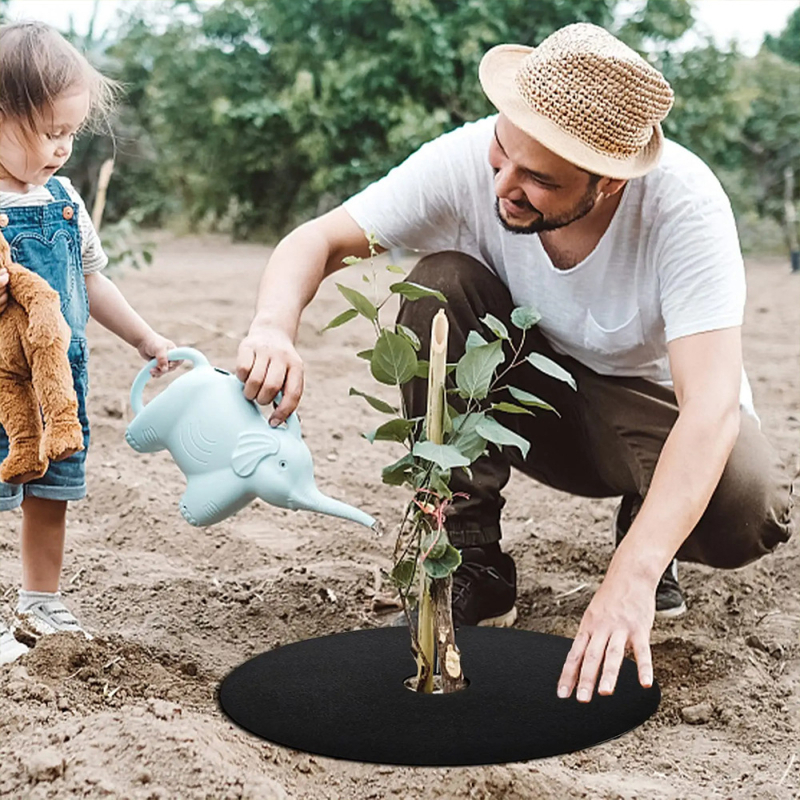 Apskritas neaustas audinys piktžėlių prevencijai sode – sodo audinys, naudojimas: piktžolių prevencija aplink augalus, vidinis ir išorinis skersmuo pagal užsakymą, tarnavimo laikas 5–8 metai