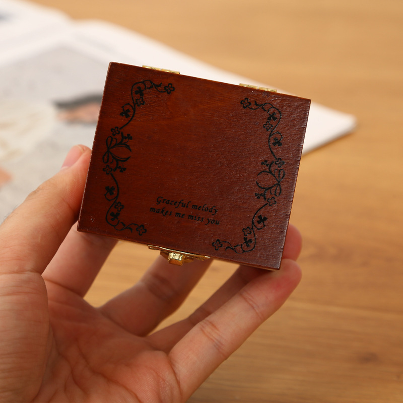 Casă de păpuși 1:12 în cutie dreptunghiulară din lemn — scenă miniaturală, Haochang, pandante din lemn