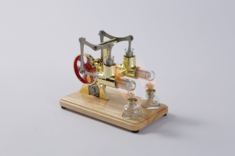 Izglītojošais Stirling ģeneratora modelis ar paralēlām stienēm; pamata model ģenerē elektrību bez uzstādīšanas, klasiskais model prasa uzstādīšanu; koka apakšējā plāksne; piemērots 15–35 gadiem.