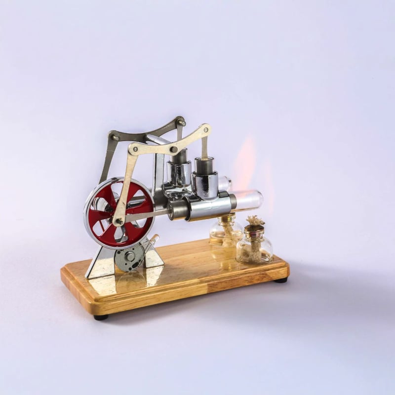 Izglītojošais Stirling ģeneratora modelis ar paralēlām stienēm; pamata model ģenerē elektrību bez uzstādīšanas, klasiskais model prasa uzstādīšanu; koka apakšējā plāksne; piemērots 15–35 gadiem.