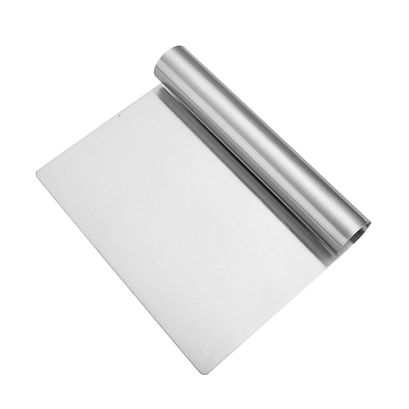 Nerūdijančio plieno tešos mentė su išlenktu kraštu ir pusapvaliu miltų peiliu