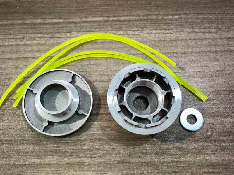 Žolės pjovimo galva – matinė aliumininė stiebelė, cilindrinis aliuminio korpusas, nepajudinamas daugiasluoksnis aliumininis cilindras, atsparus kritimui ir patvarus