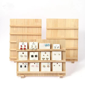 Ξύλινο κατακόρυφο ράφι κοσμημάτων με τρία επίπεδα, επιτραπέζιος οργανωτής για σκουλαρίκια και κοσμήματα; κατασκευή από ξύλο/μπαμπού.