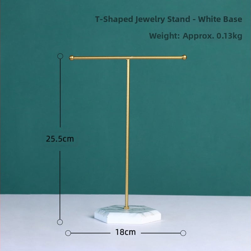 T formos papuošalų laikiklis su marmuro raštu, medžio pagrindas ir metalo rėmas, vieno sluoksnio ekspozicija