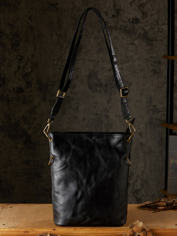 Vīriešu pleca soma no īstas ādas, pirmajā slānī liellopa āda, izturīga nolietojumam, poliesteru odere, minimalistisks dizains ikdienas lietošanai