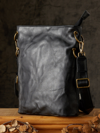 Vīriešu pleca soma no īstas ādas, pirmajā slānī liellopa āda, izturīga nolietojumam, poliesteru odere, minimalistisks dizains ikdienas lietošanai