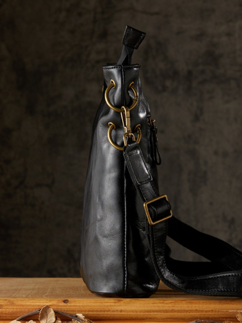 Vīriešu pleca soma no īstas ādas, pirmajā slānī liellopa āda, izturīga nolietojumam, poliesteru odere, minimalistisks dizains ikdienas lietošanai