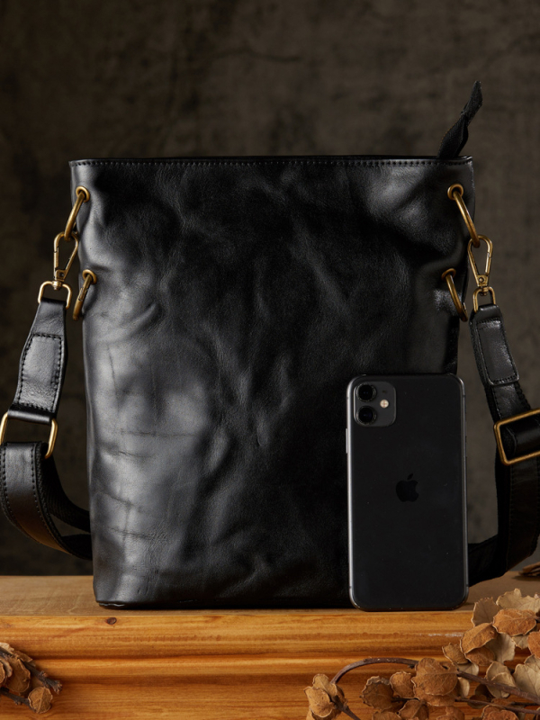 Vīriešu pleca soma no īstas ādas, pirmajā slānī liellopa āda, izturīga nolietojumam, poliesteru odere, minimalistisks dizains ikdienas lietošanai