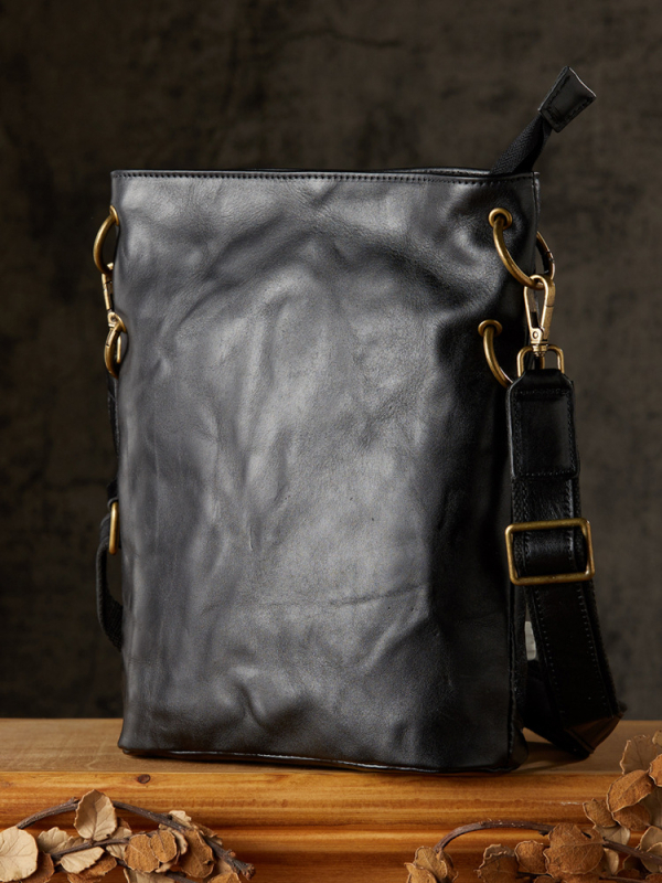 Vīriešu pleca soma no īstas ādas, pirmajā slānī liellopa āda, izturīga nolietojumam, poliesteru odere, minimalistisks dizains ikdienas lietošanai