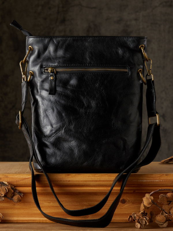 Vīriešu pleca soma no īstas ādas, pirmajā slānī liellopa āda, izturīga nolietojumam, poliesteru odere, minimalistisks dizains ikdienas lietošanai