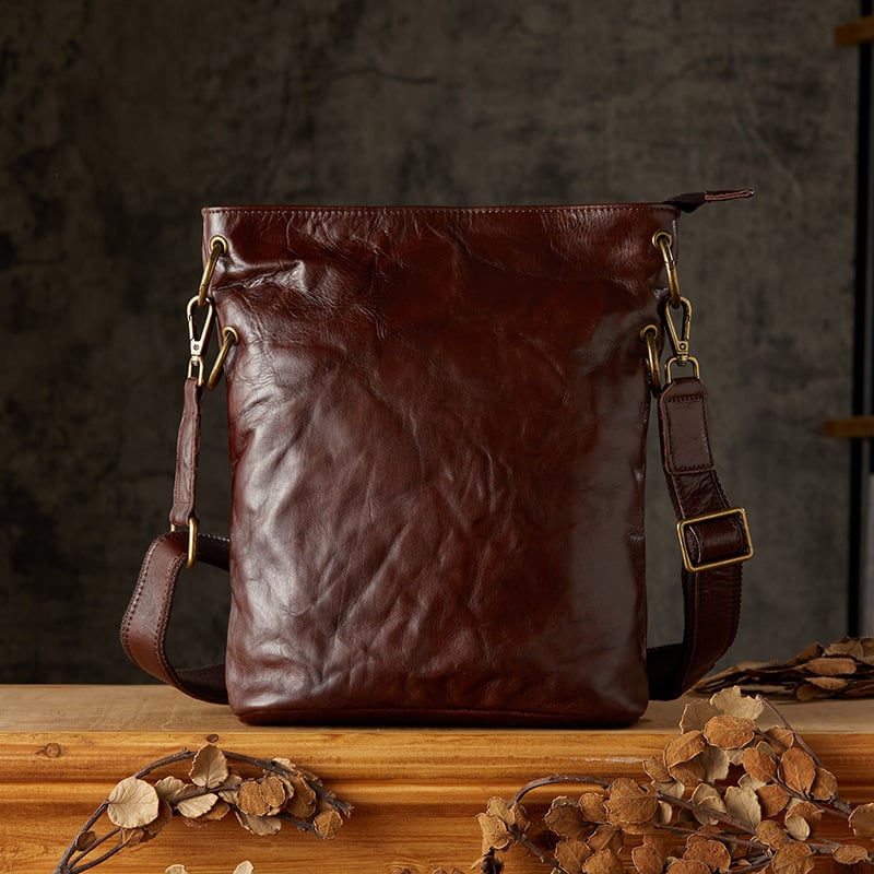 Vīriešu pleca soma no īstas ādas, pirmajā slānī liellopa āda, izturīga nolietojumam, poliesteru odere, minimalistisks dizains ikdienas lietošanai