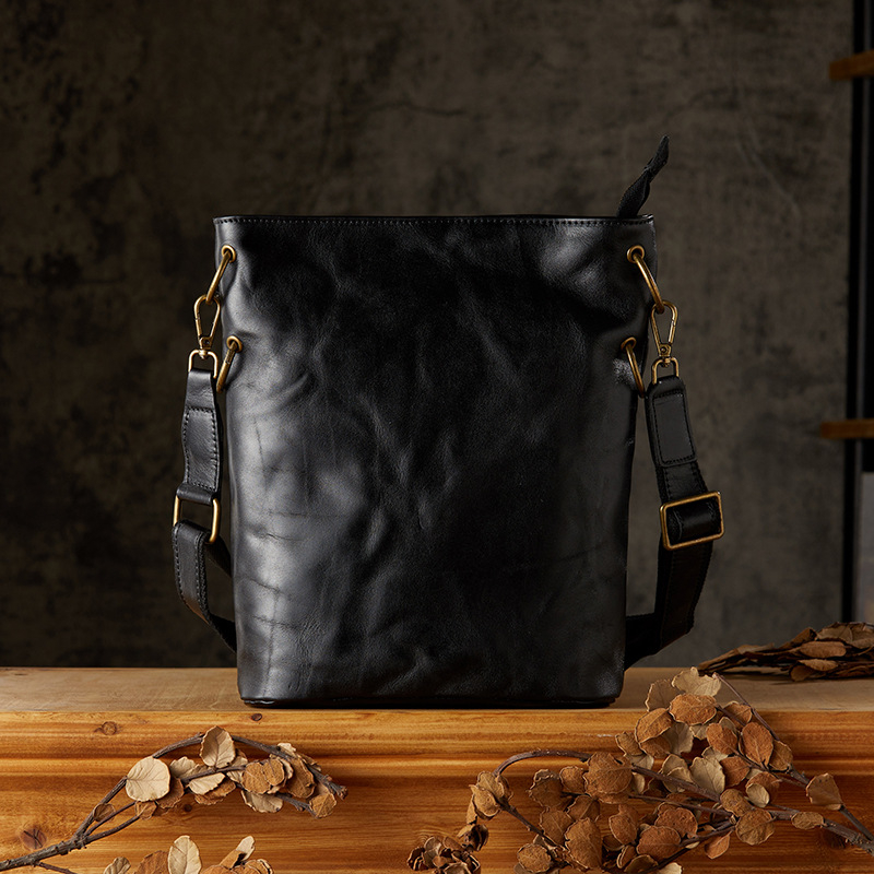 Vīriešu pleca soma no īstas ādas, pirmajā slānī liellopa āda, izturīga nolietojumam, poliesteru odere, minimalistisks dizains ikdienas lietošanai