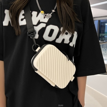 PU odos box rankinė, horizontalaus kvadratinės formos, užtrauktuko uždarymas, poliesterio pamušalas, viena pečių rankena, ID kišenė