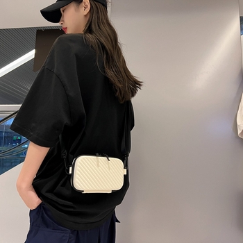 PU odos box rankinė, horizontalaus kvadratinės formos, užtrauktuko uždarymas, poliesterio pamušalas, viena pečių rankena, ID kišenė