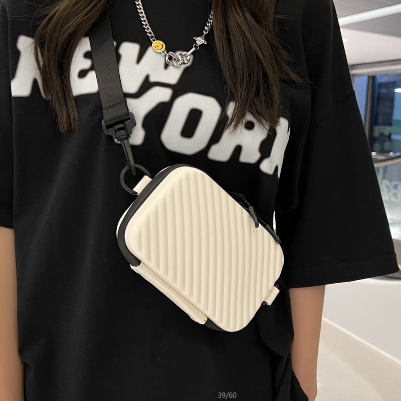 PU odos box rankinė, horizontalaus kvadratinės formos, užtrauktuko uždarymas, poliesterio pamušalas, viena pečių rankena, ID kišenė