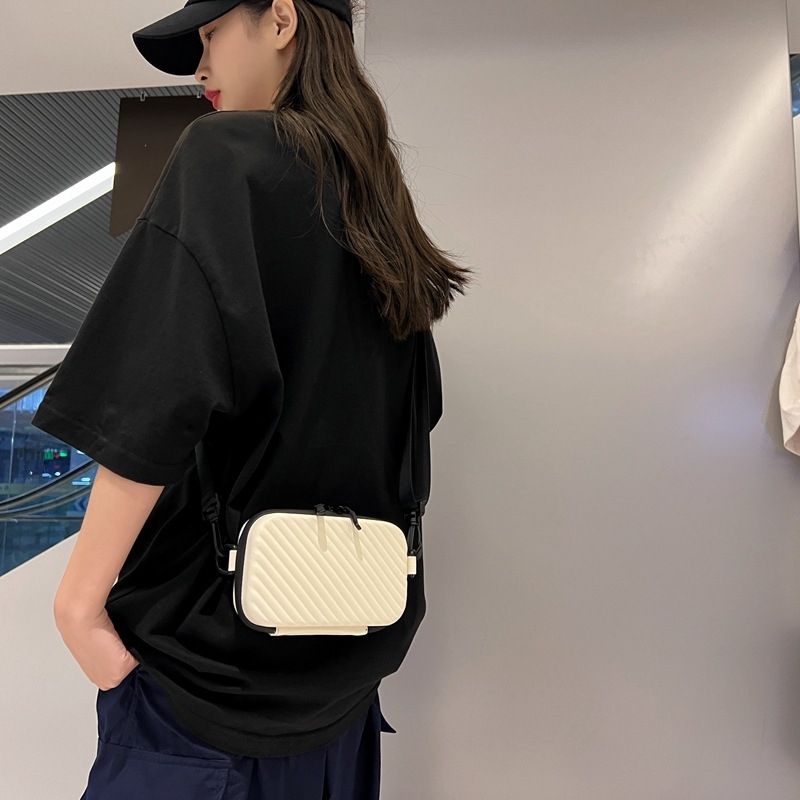 PU odos box rankinė, horizontalaus kvadratinės formos, užtrauktuko uždarymas, poliesterio pamušalas, viena pečių rankena, ID kišenė