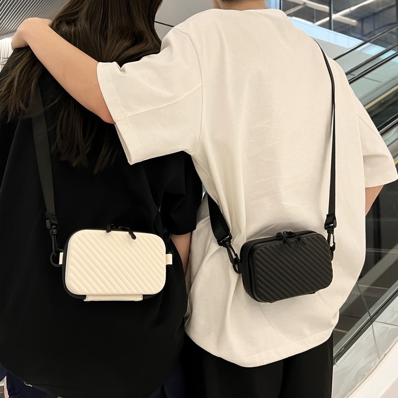 PU odos box rankinė, horizontalaus kvadratinės formos, užtrauktuko uždarymas, poliesterio pamušalas, viena pečių rankena, ID kišenė