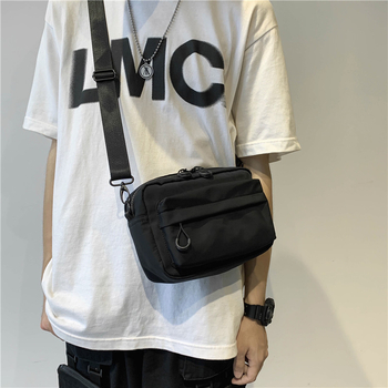 INS stiliaus per pečių krepšys, nailonas, poliesterio pamušalas, vertikalus kvadrato siluetas, užtrauktukas.