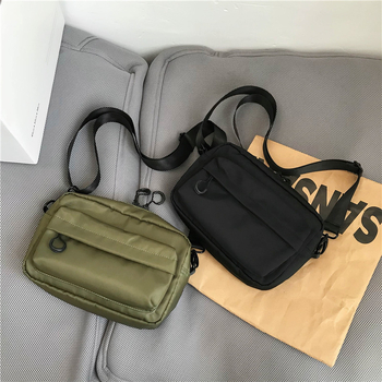 INS stiliaus per pečių krepšys, nailonas, poliesterio pamušalas, vertikalus kvadrato siluetas, užtrauktukas.