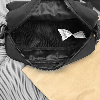 INS stiliaus per pečių krepšys, nailonas, poliesterio pamušalas, vertikalus kvadrato siluetas, užtrauktukas.