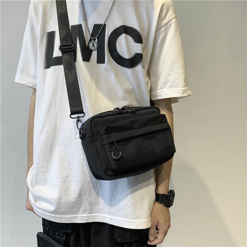 INS stiliaus per pečių krepšys, nailonas, poliesterio pamušalas, vertikalus kvadrato siluetas, užtrauktukas.