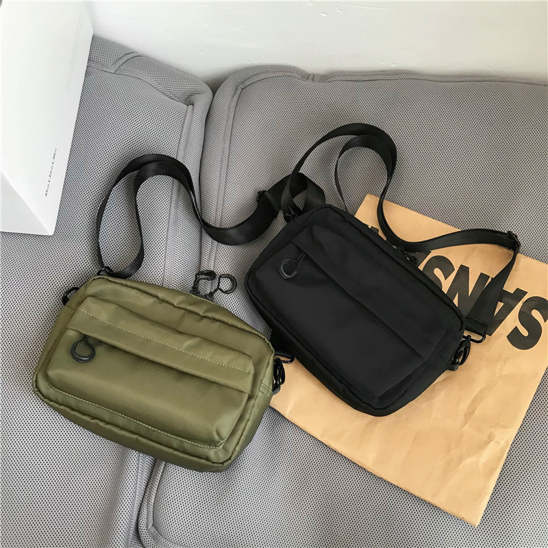 INS stiliaus per pečių krepšys, nailonas, poliesterio pamušalas, vertikalus kvadrato siluetas, užtrauktukas.