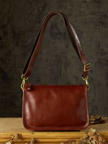 Vīriešu pleca soma no īstas ādas, pirmās kārtas liellopa āda, poliestera odere, elpojoša.